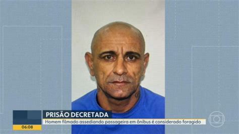 Polícia tenta identificar homem filmado fazendo sexo com uma。